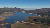 Di là dal fiume e tra gli alberi
