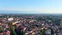 Di là dal fiume e tra gli alberi