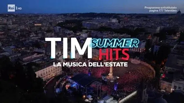 Palco illuminato di uno show musicale televisivo estivo