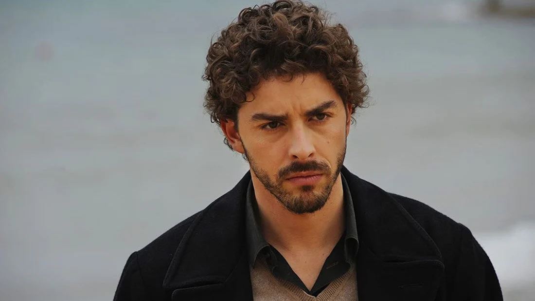 Il giovane Montalbano durante un’indagine notturna nell’atmosfera di Vigàta