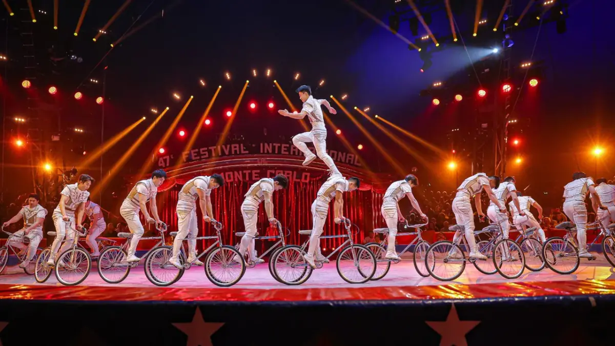 Artisti del circo durante uno spettacolo serale illuminato
