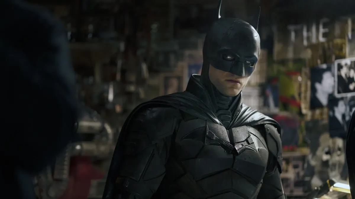 Batman sul tetto di Gotham in una notte piovosa