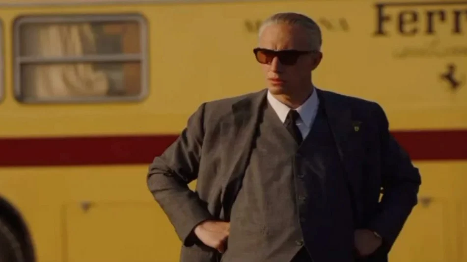 Adam Driver nei panni di Enzo Ferrari nel film Ferrari