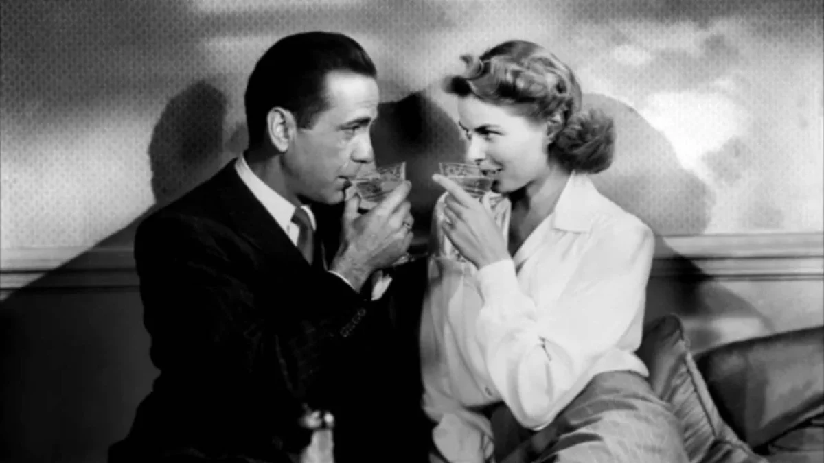 Scena cinematografica in bianco e nero evocativa del cinema classico in televisione