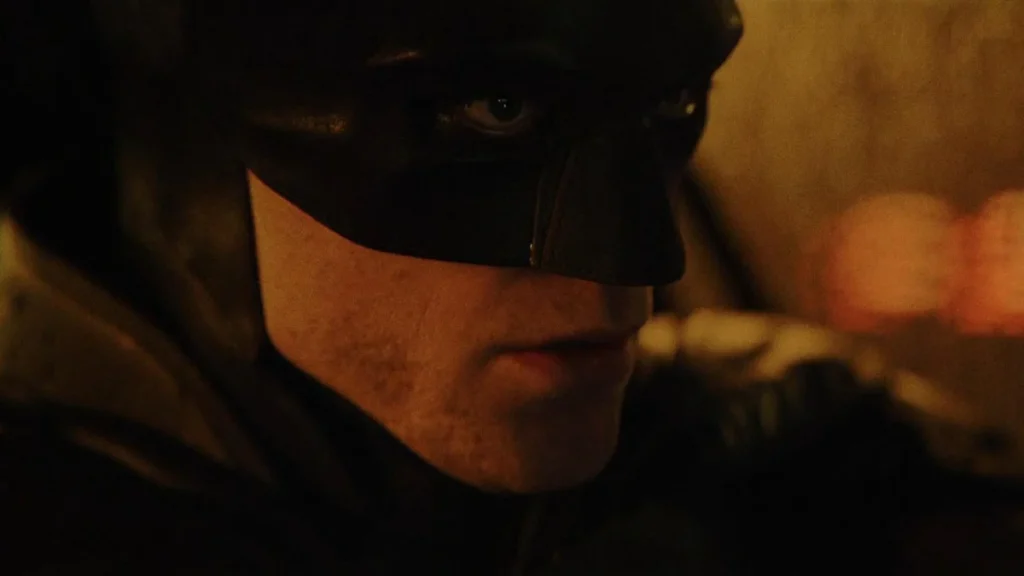 Robert Pattinson con la maschera di Batman in The Batman