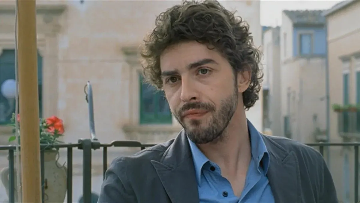 Il giovane Montalbano in una scena ambientata a Vigata