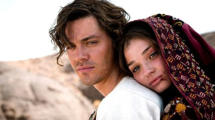 Tom Payne nei panni di Rob Cole in Medicus durante il suo viaggio nella Persia medievale