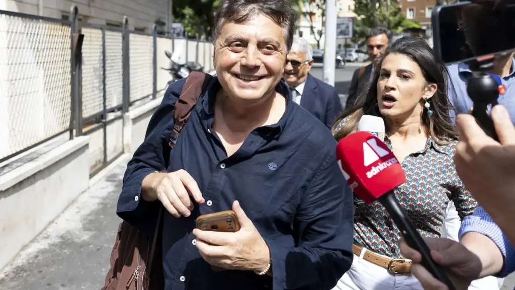 Rai, Fagnani pronta a lasciare. Una lettera a giugno all’azienda - La giornalista conduce Belve su Rai2 dal 2021. All’origine della rottura un rapporto di fiducia compromesso e la mancata valorizzazione da parte di Viale Mazzini. Francesca Fagnani sarebbe pronta a lasciare la Rai, già sotto pressione per la vicenda della rimozione di Sigfrido Ranucci dalla conduzione di Report. La conduttrice, già nel giugno scorso, prima della presentazione dei palinsesti della prossima stagione, avrebbe formalizzato ai vertici Rai, tramite il suo procuratore, l'intenzione di risolvere il contratto di esclusiva che la lega all'azienda fino alla primavera 2027.