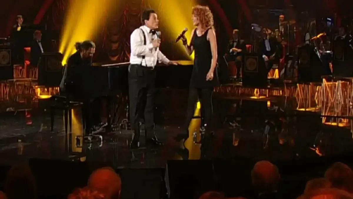 Massimo Ranieri durante uno spettacolo musicale televisivo