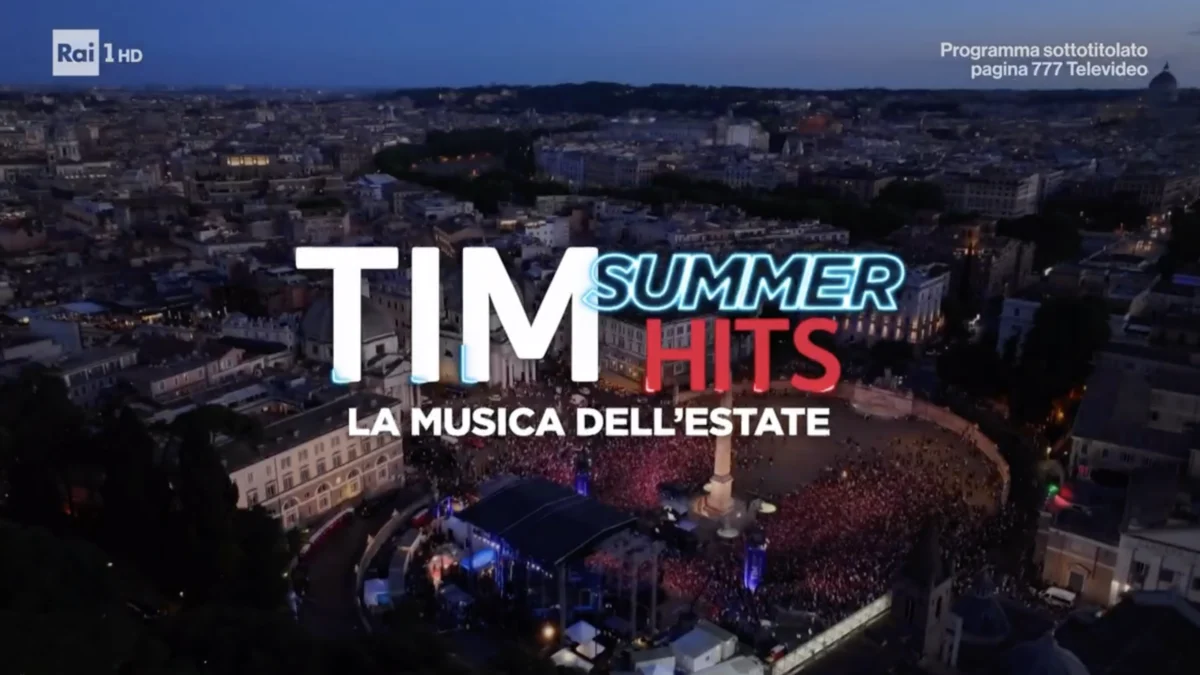 Carlo Conti e Andrea Delogu sul palco di TIM Summer Hits durante una serata musicale estiva