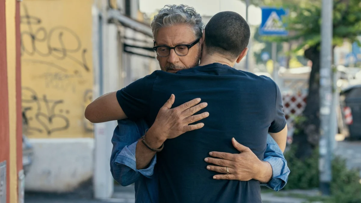 Una famiglia riunita in una stanza durante un momento di confronto