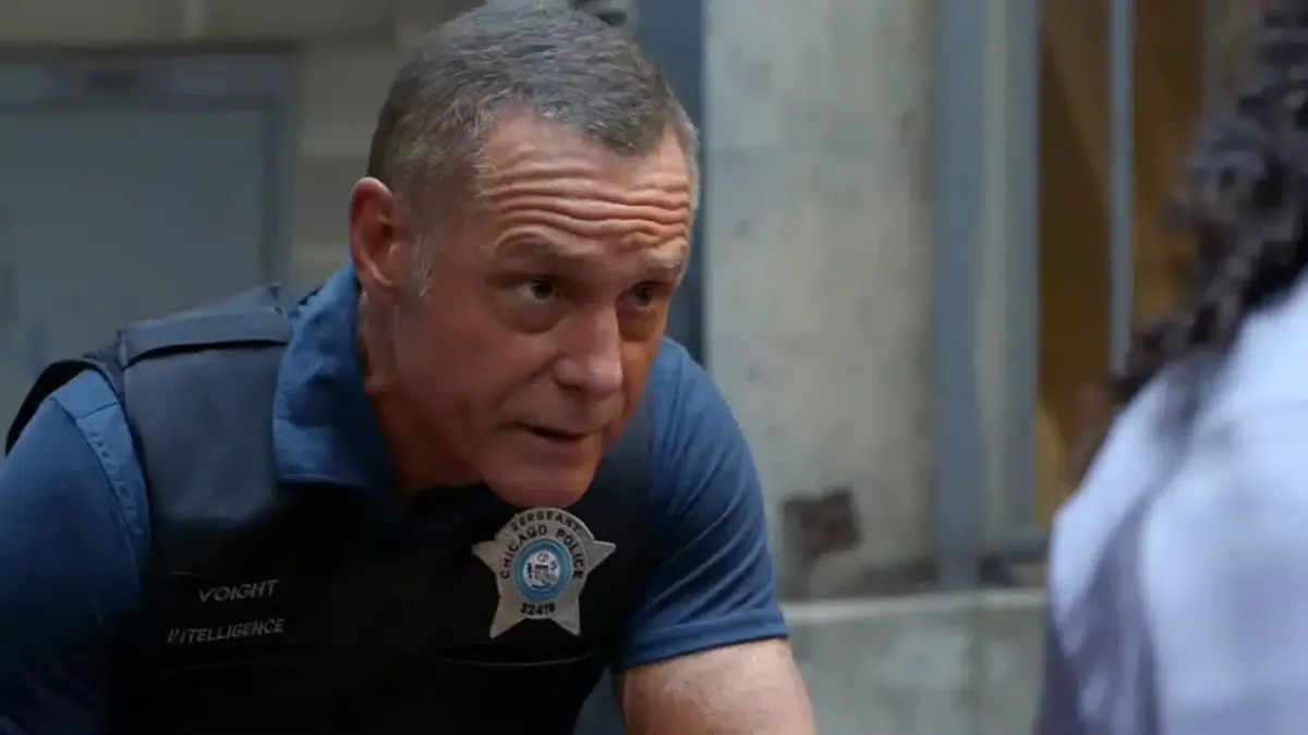 Hank Voight in un momento di tensione nella tredicesima stagione di Chicago P.D.