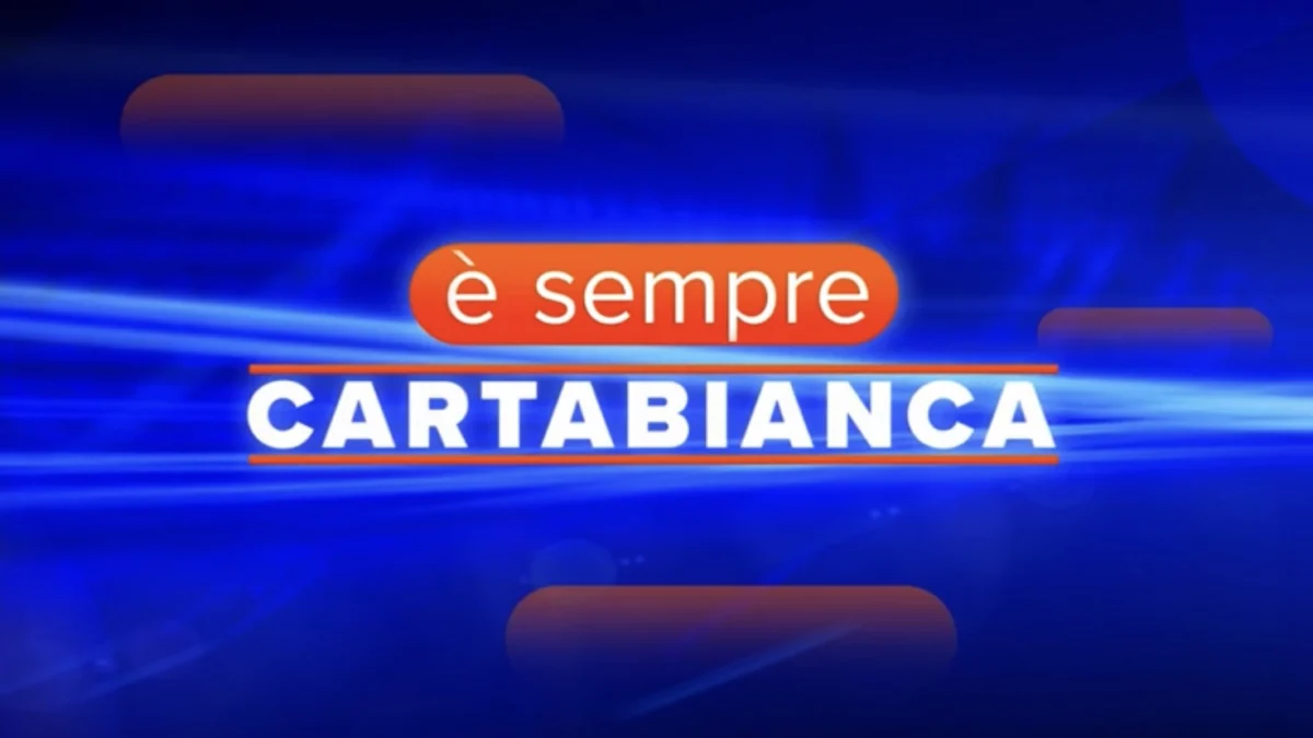 Bianca Berlinguer durante una puntata di È sempre Cartabianca nello studio di Rete 4