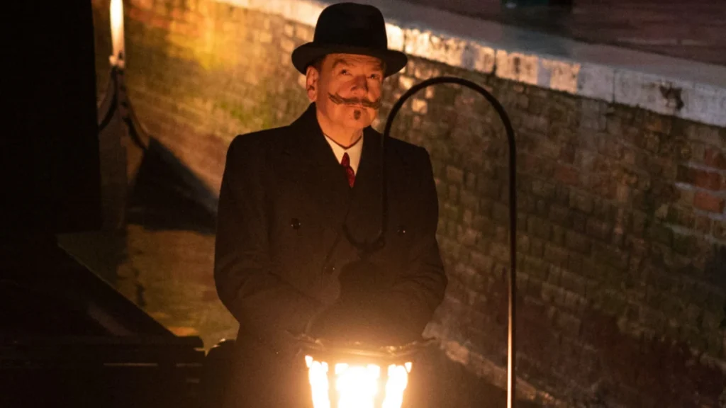 Kenneth Branagh interpreta Hercule Poirot in una scena notturna di Assassinio a Venezia