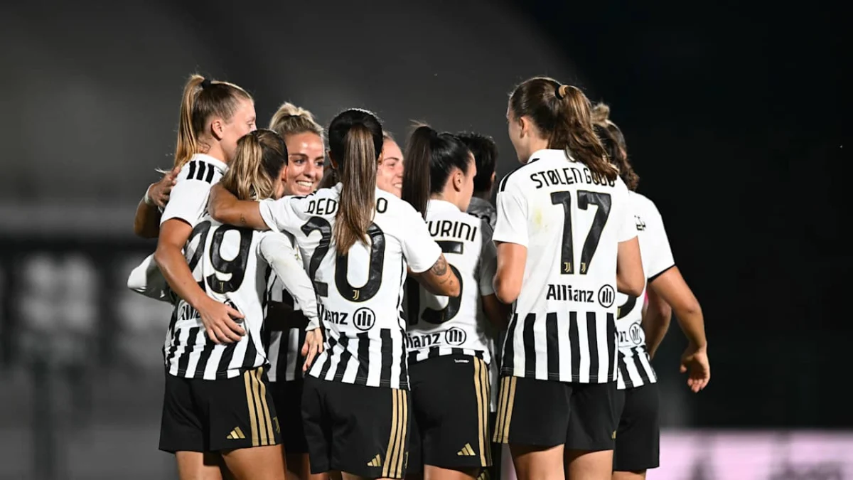 Juventus e Roma femminile durante una partita di calcio