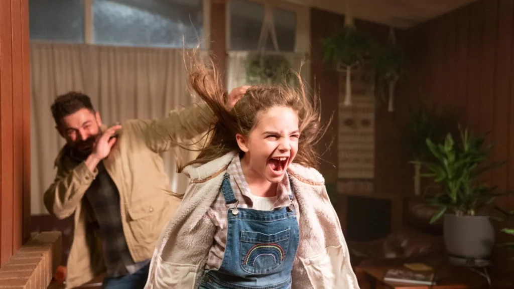 Firestarter, Rai 4 ore 21:20: nuovo adattamento cinematografico dell'opera di Stephen King diretto da Keith Thomas. Al centro della storia c'è Charlie, una bambina dotata di straordinari poteri pirocinetici che deve imparare a controllare mentre la sua famiglia cerca di proteggerla.