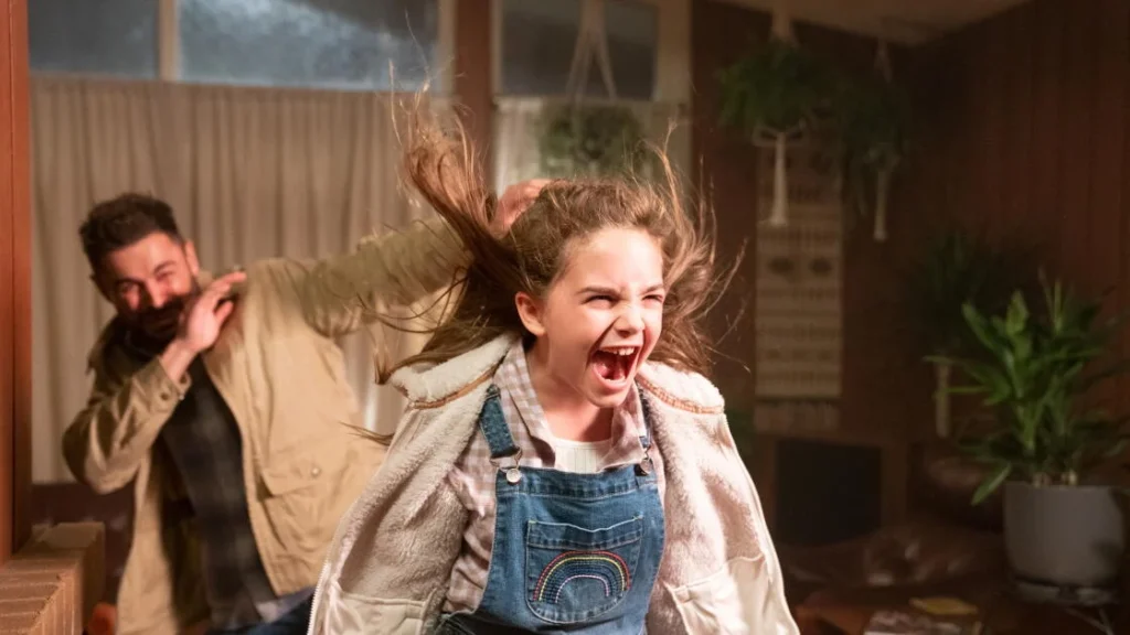 Firestarter, Rai 4 ore 21:20: nuovo adattamento cinematografico dell'opera di Stephen King diretto da Keith Thomas. Al centro della storia c'è Charlie, una bambina dotata di straordinari poteri pirocinetici che deve imparare a controllare mentre la sua famiglia cerca di proteggerla.