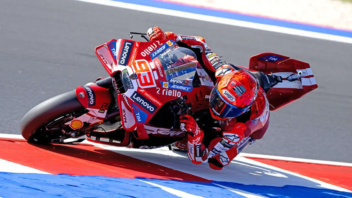 Piloti MotoGP in gara sul circuito di Misano durante il Gran Premio di San Marino