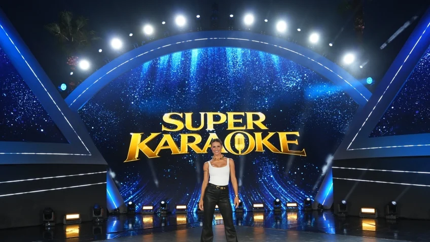 Michelle Hunziker sul palco di Super Karaoke durante una serata musicale all'aperto