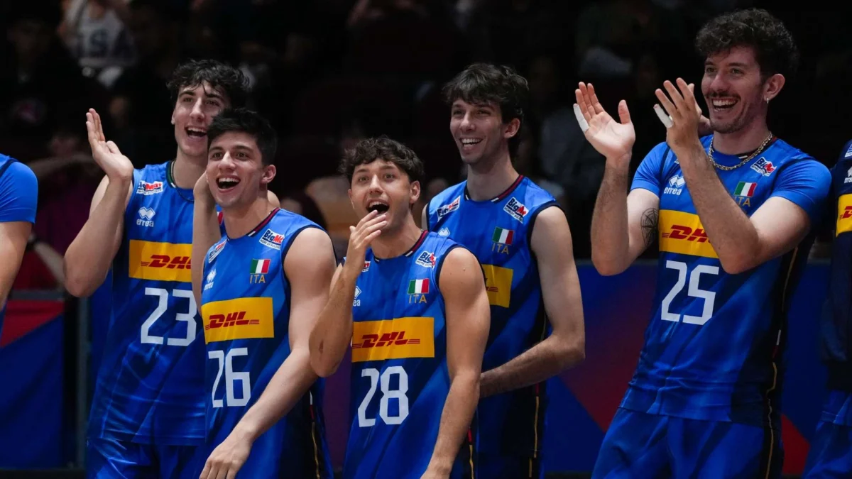 Giocatori di pallavolo in campo durante una partita internazionale con il pubblico sugli spalti