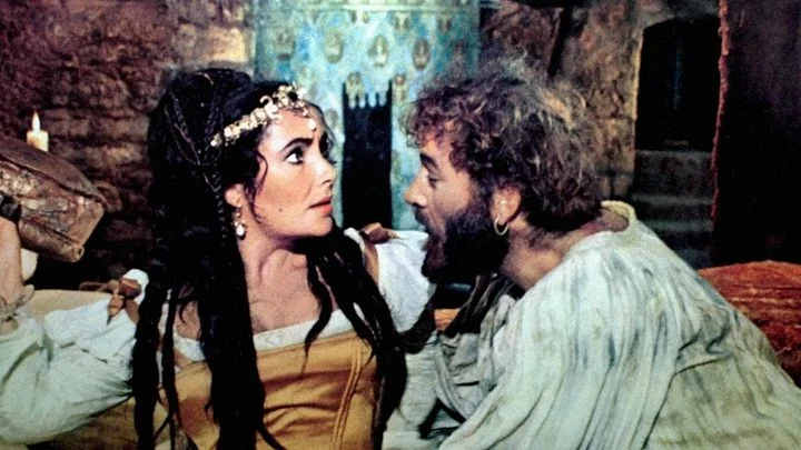 Elizabeth Taylor e Richard Burton nei panni di Caterina e Petruchio ne La bisbetica domata (1967)