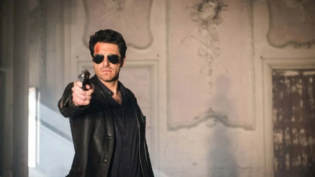L'Ispettore Coliandro - Il ritorno 2: Mortal Club stasera su Rai 2 alle 21:20: Coliandro indaga dopo la misteriosa morte di un ex pugile improvvisamente diventato ricco e scopre un circuito clandestino di combattimenti estremi con atleti resi schiavi della droga; al suo fianco Veena, lottatrice fuggita dalla pericolosa arena.