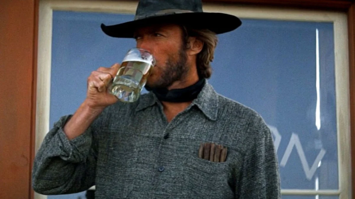 Clint Eastwood a cavallo nel paesaggio desertico di un western