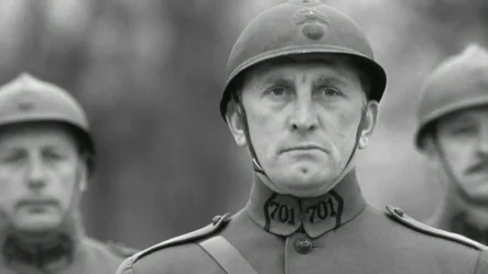 Kirk Douglas e la guerra vista da Kubrick: Orizzonti di gloria su Rai Movie l’8 settembre alle 23:45