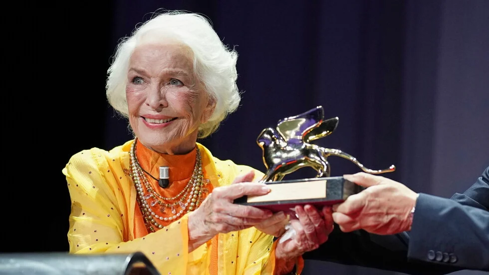 Pamela Anderson a Venezia 2026 con Place to Be: il nuovo film con Ellen Burstyn e Taika Waititi