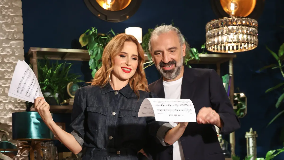 Beatrice Rana e Stefano Bollani al pianoforte durante una serata musicale televisiva