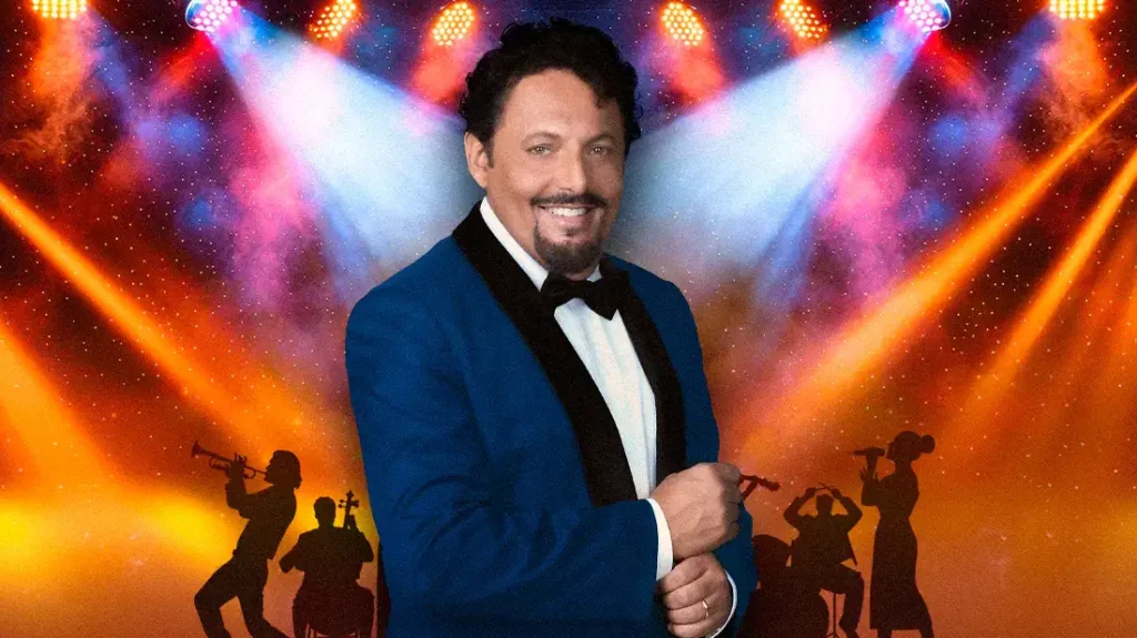 Reazione a Catena salta stasera su Rai 1: lo speciale in prima serata con Pino Insegno inizialmente previsto per sabato 26 settembre non andrà in onda. Al suo posto, dalle 21:30, arriva Enrico Brignano con Bello di mamma… Rai, versione realizzata appositamente per la televisione del suo spettacolo teatrale. Lo show alterna comicità, ricordi personali e riflessioni sui cambiamenti della vita quotidiana, mettendo al centro la figura della madre come punto di riferimento in un mondo che corre sempre più velocemente. La variazione riguarda soltanto lo speciale del sabato sera: Reazione a Catena continua regolarmente nel preserale di Rai 1.