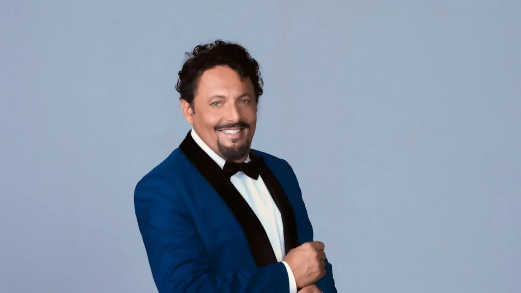 Reazione a Catena salta stasera su Rai 1: lo speciale in prima serata con Pino Insegno inizialmente previsto per sabato 26 settembre non andrà in onda. Al suo posto, dalle 21:30, arriva Enrico Brignano con Bello di mamma… Rai, versione realizzata appositamente per la televisione del suo spettacolo teatrale. Lo show alterna comicità, ricordi personali e riflessioni sui cambiamenti della vita quotidiana, mettendo al centro la figura della madre come punto di riferimento in un mondo che corre sempre più velocemente. La variazione riguarda soltanto lo speciale del sabato sera: Reazione a Catena continua regolarmente nel preserale di Rai 1.