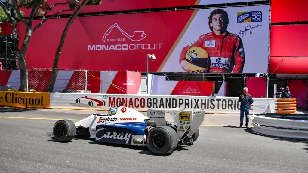 Monoposto di Formula 1 sul circuito cittadino di Monaco durante una gara