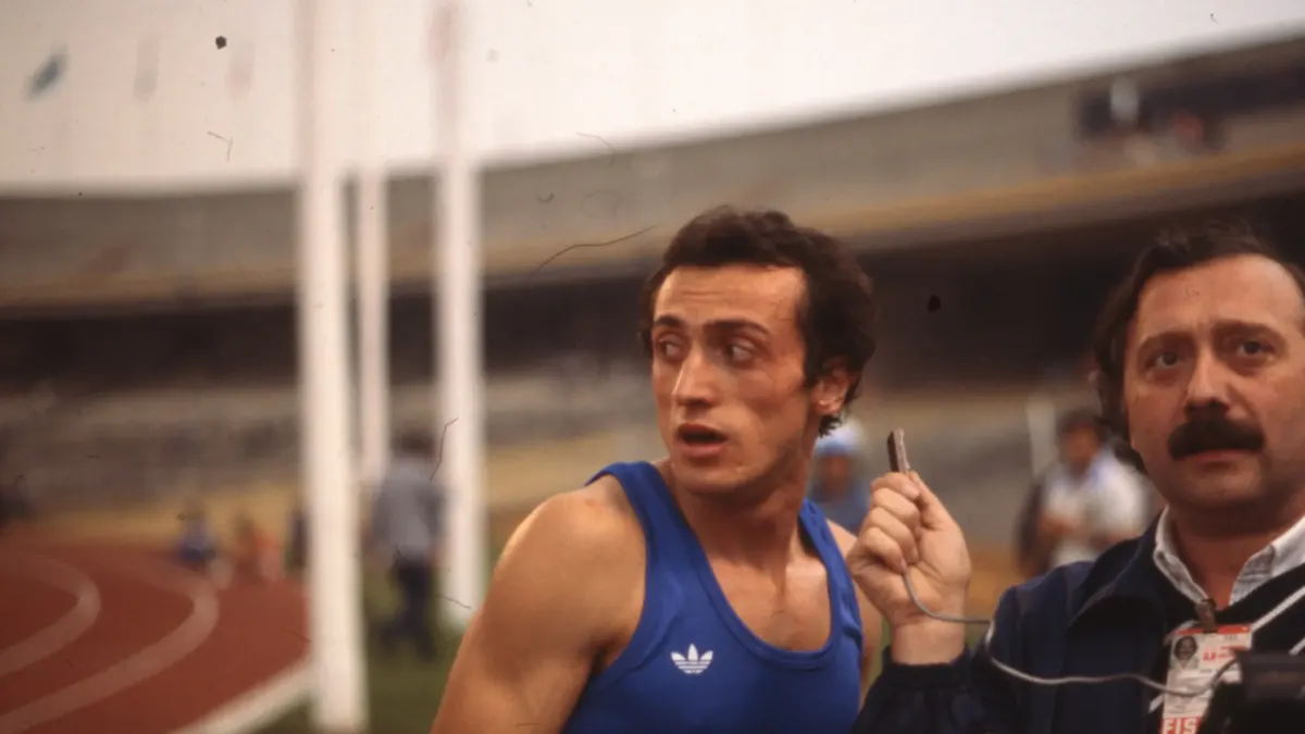 Pietro Mennea durante una gara di atletica sulla pista