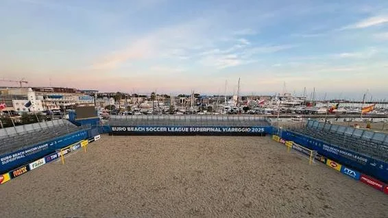 Campo da beach soccer illuminato al tramonto sul litorale di Viareggio