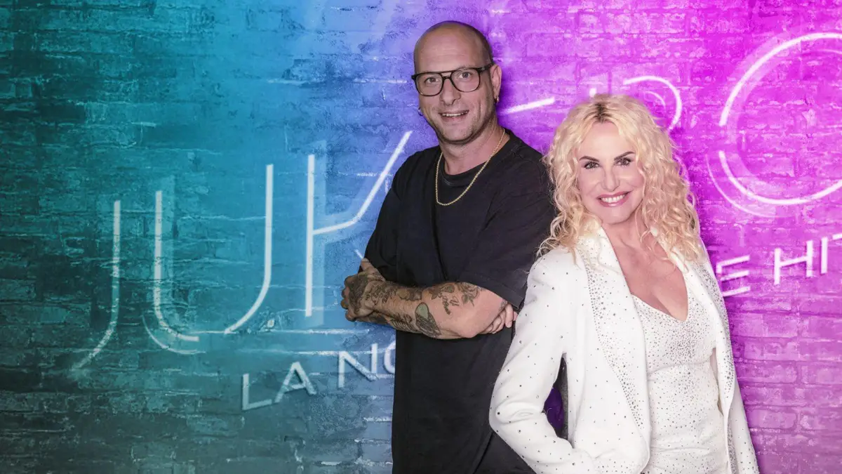 Antonella Clerici e Clementino sul palco di uno show musicale televisivo