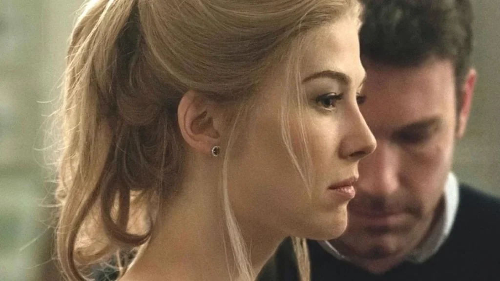 TV8 L'amore bugiardo - Gone Girl Film - In onda alle 21:40 North Carthage, Missouri. Nel giorno del suo quinto anniversario di matrimonio, Nick Dunne denuncia alla polizia la scomparsa di sua moglie, Amy. Sotto la stretta delle forze dell'ordine, chiamate a far luce sulla misteriosa sparizione della donna, e a causa del crescente accanimento mediatico, il ritratto tratteggiato da Nick di un'unione felice e beata comincia a sgretolarsi. Ben presto le sue menzogne, gli inganni, i comportamenti equivoci e i discorsi elusivi fanno nascere in tutti la stessa oscura domanda: Nick Dunne ha ucciso sua moglie? David Fincher, che torna a dirigere un film per il grande schermo a tre anni di distanza dall'acclamato "Millennium - Uomini che odiano le donne", porta in sala il best seller omonimo della scrittrice Gillian Flynn, che firma anche l'adattamento. È un thriller a tinte intensamente drammatiche e capace di sconvolgere le aspettative del pubblico, grazie a una struttura narrativa che ricorda quella di "Seven". Un Ben Affleck ambiguo e oscuro presta il volto al protagonista, Nick Dunne. L'attore è affiancato da una strepitosa Rosamund Pike ("Non buttiamoci giù" e "La fine del mondo") nei panni di Amy, da Neil Patrick Harris visto in "Un milione di modi per morire nel West", e da Carrie Coon, tra gli interpreti sul piccolo schermo della serie "The Leftovers - Svaniti nel nulla". Con quest'ultima pellicola David Fincher si conferma ancora una volta perfettamente a suo agio con un genere - il thriller - che frequenta fin dagli anni '90, quando diresse "Seven" e "The Game", e che ha continuato ad approfondire negli anni confezionando pellicole mozzafiato come "Panic Room" e "Zodiac".