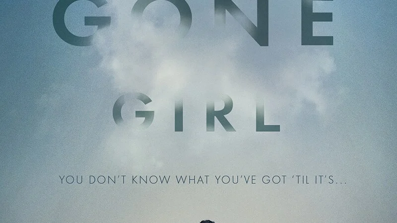 TV8 L'amore bugiardo - Gone Girl Film - In onda alle 21:40 North Carthage, Missouri. Nel giorno del suo quinto anniversario di matrimonio, Nick Dunne denuncia alla polizia la scomparsa di sua moglie, Amy. Sotto la stretta delle forze dell'ordine, chiamate a far luce sulla misteriosa sparizione della donna, e a causa del crescente accanimento mediatico, il ritratto tratteggiato da Nick di un'unione felice e beata comincia a sgretolarsi. Ben presto le sue menzogne, gli inganni, i comportamenti equivoci e i discorsi elusivi fanno nascere in tutti la stessa oscura domanda: Nick Dunne ha ucciso sua moglie? David Fincher, che torna a dirigere un film per il grande schermo a tre anni di distanza dall'acclamato "Millennium - Uomini che odiano le donne", porta in sala il best seller omonimo della scrittrice Gillian Flynn, che firma anche l'adattamento. È un thriller a tinte intensamente drammatiche e capace di sconvolgere le aspettative del pubblico, grazie a una struttura narrativa che ricorda quella di "Seven". Un Ben Affleck ambiguo e oscuro presta il volto al protagonista, Nick Dunne. L'attore è affiancato da una strepitosa Rosamund Pike ("Non buttiamoci giù" e "La fine del mondo") nei panni di Amy, da Neil Patrick Harris visto in "Un milione di modi per morire nel West", e da Carrie Coon, tra gli interpreti sul piccolo schermo della serie "The Leftovers - Svaniti nel nulla". Con quest'ultima pellicola David Fincher si conferma ancora una volta perfettamente a suo agio con un genere - il thriller - che frequenta fin dagli anni '90, quando diresse "Seven" e "The Game", e che ha continuato ad approfondire negli anni confezionando pellicole mozzafiato come "Panic Room" e "Zodiac".