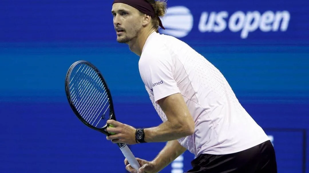 Alexander Zverev durante una partita serale sul cemento degli US Open