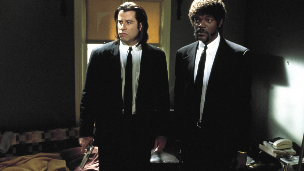 Scena notturna urbana ispirata all’atmosfera del cinema crime e d’azione