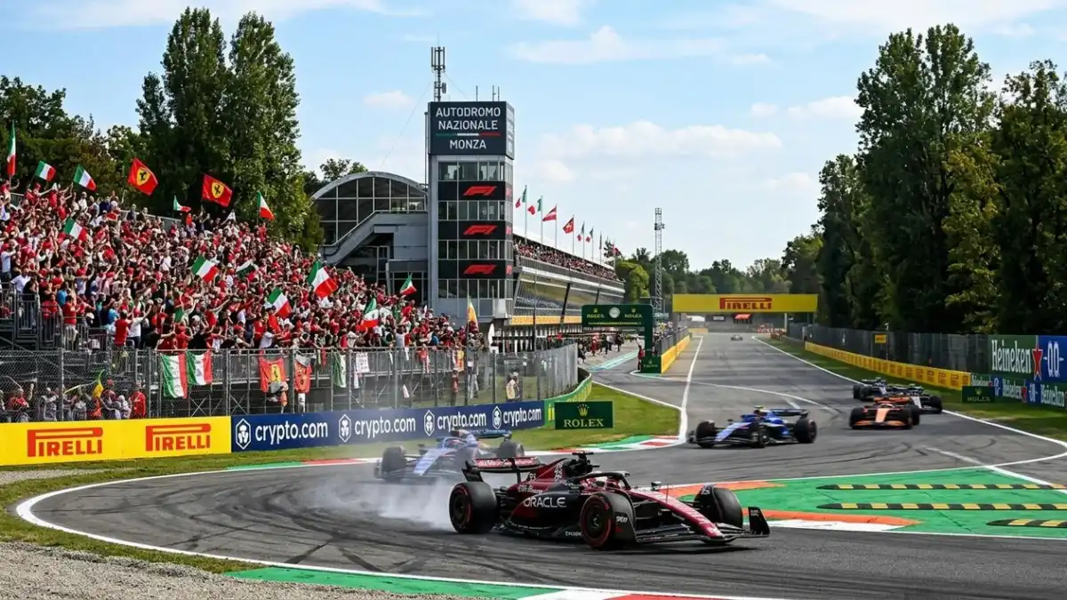 Monoposto di Formula 1 in pista durante il weekend del Gran Premio d'Italia a Monza