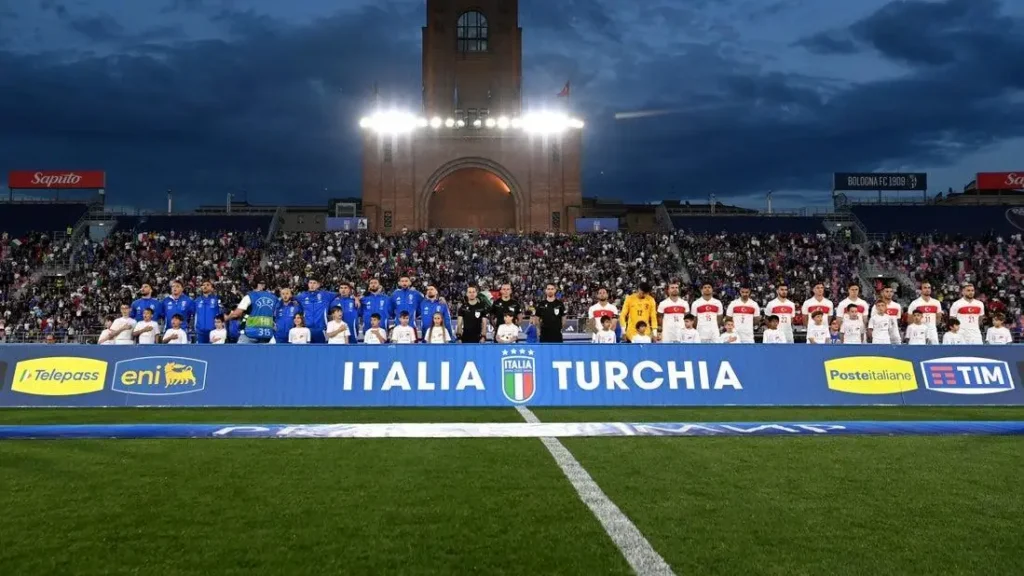 Italia e Turchia schierate sul campo dello stadio Dall’Ara